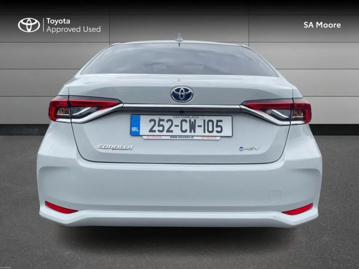Toyota Corolla HYBRID LUNA SPORT SALOON - Image 4
