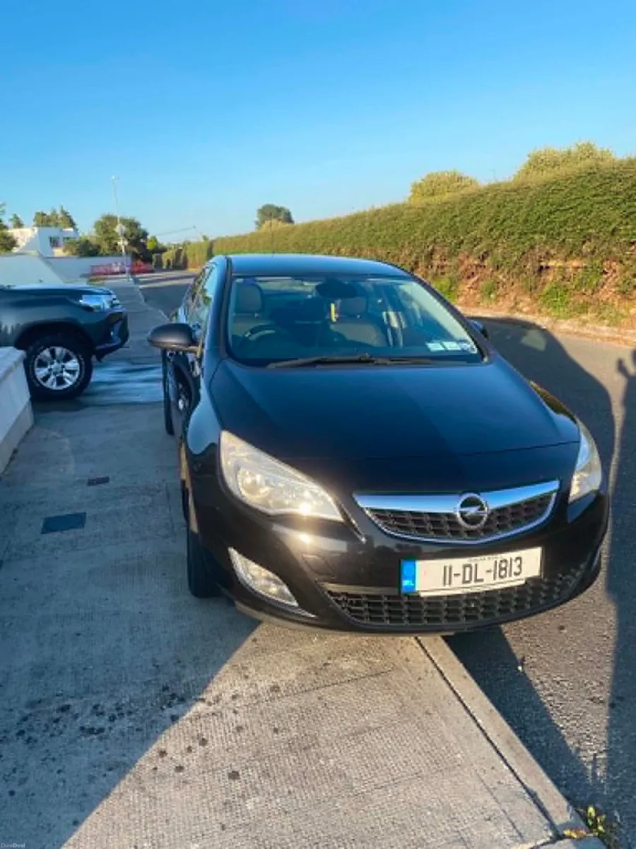 Opel Astra 2011 - Image 1