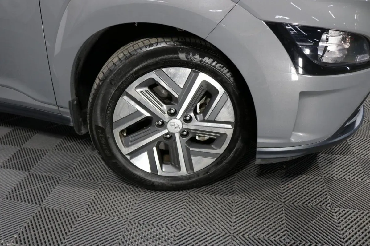 Hyundai KONA ELECTRIC PREMIUM 64 kHw EV - Image 3