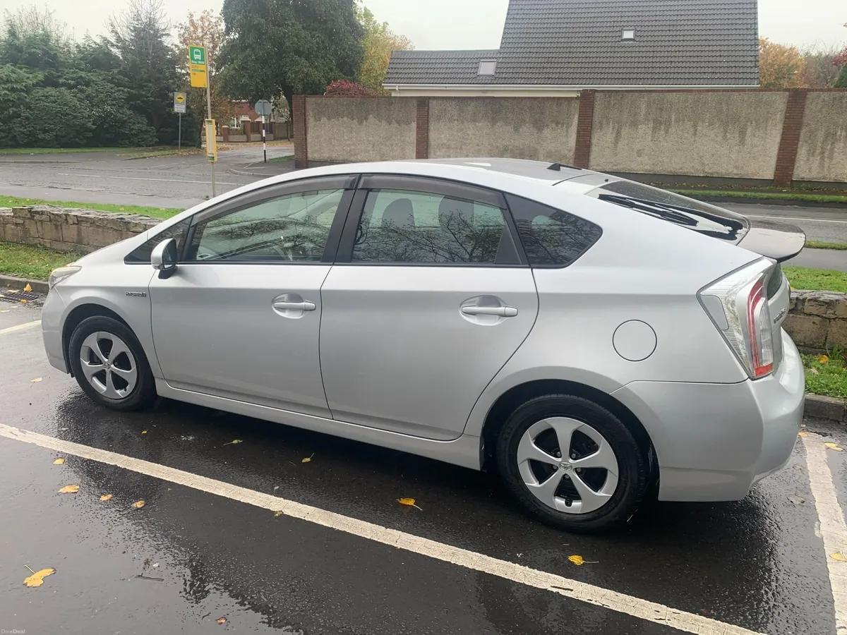 Toyota Prius 2015 - Image 2