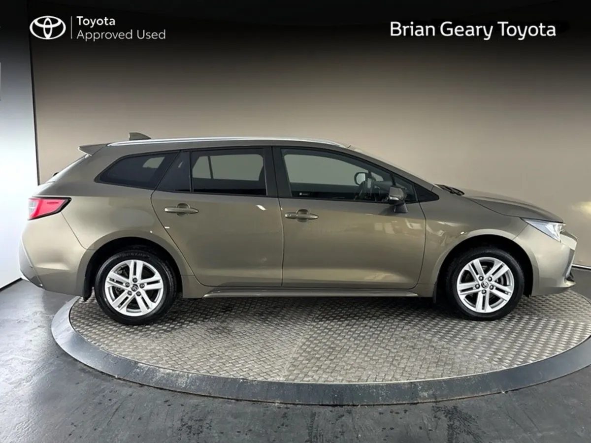 Toyota Corolla LUNA TS 4DR AUTO HYBRID - Image 3
