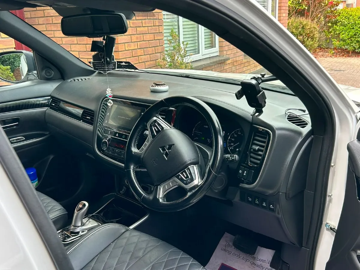 2019 Automatic Mitsubishi Outlander PHEV - Image 3