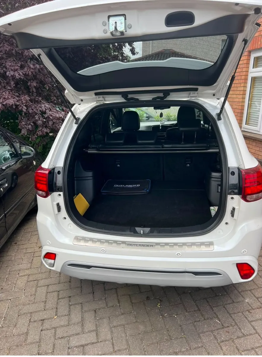 2019 Automatic Mitsubishi Outlander PHEV - Image 6