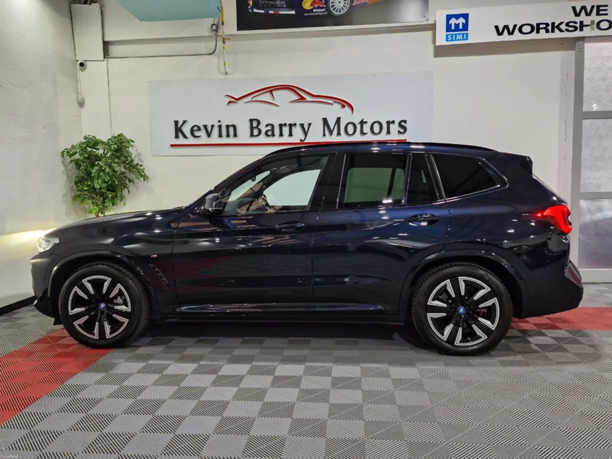 BMW iX3 M SPORT (PAN ROOF / OYSTER LEATHER) AUTOMA - Image 4