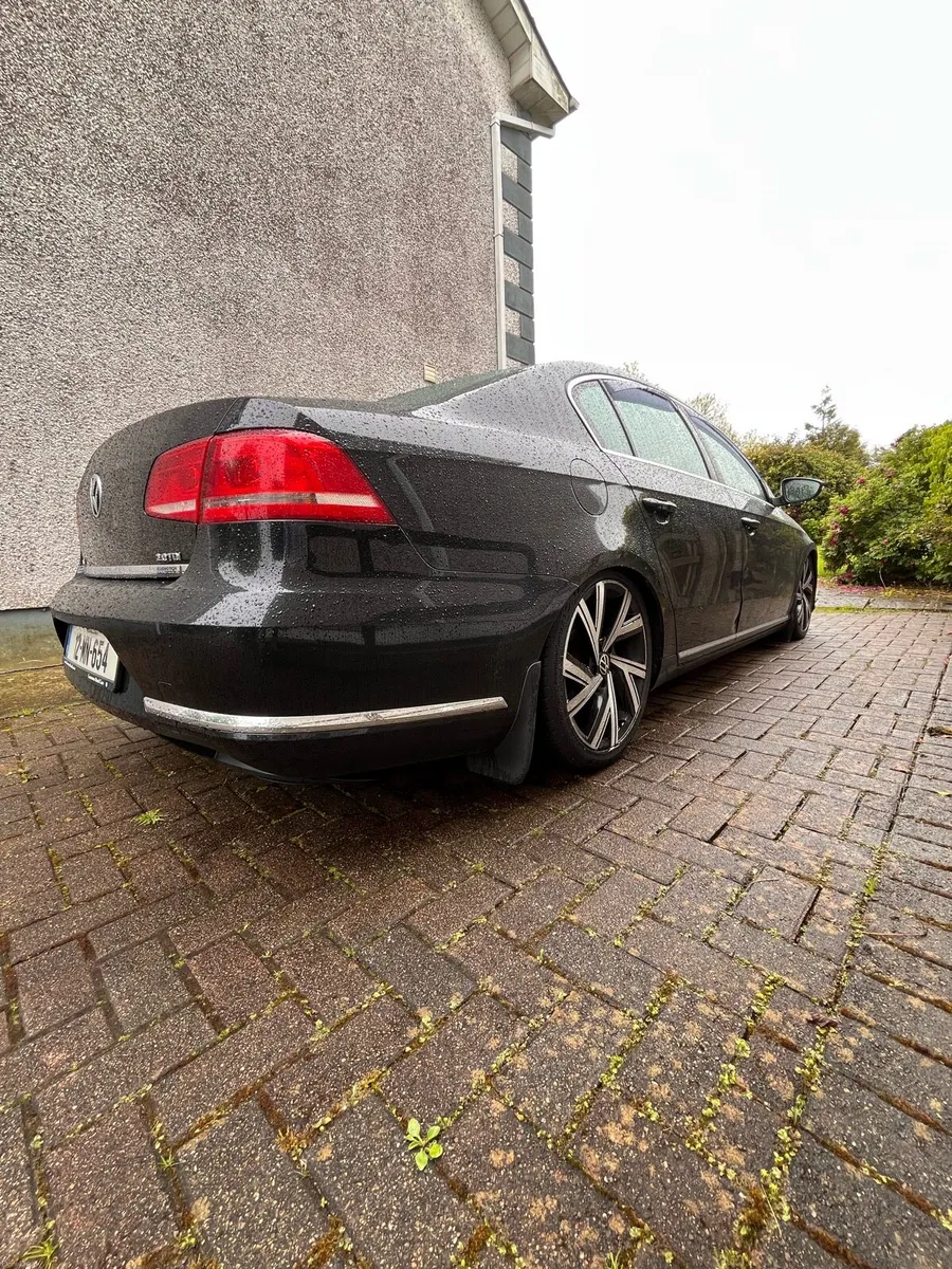Volkswagen Passat 2012 - Image 2