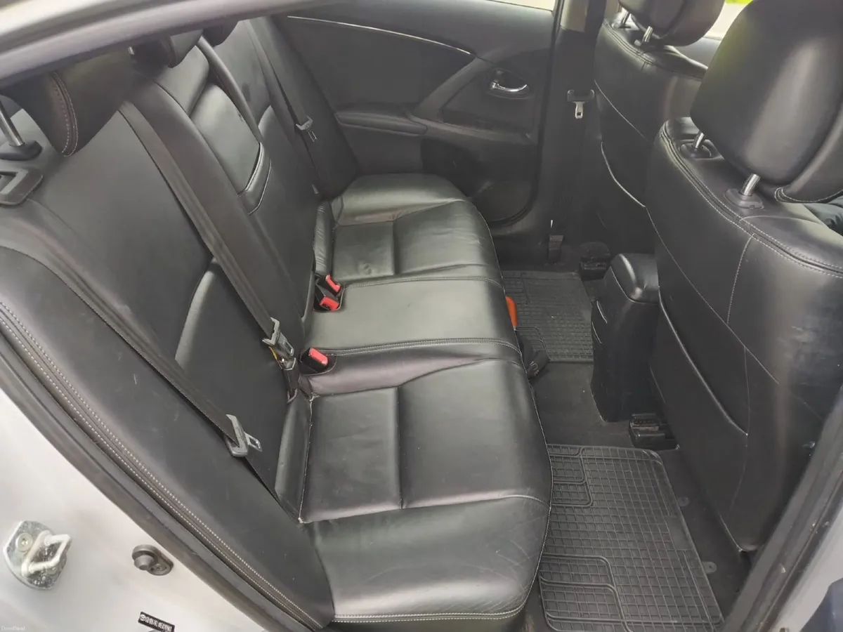 Toyota Avensis 2010 - Image 1