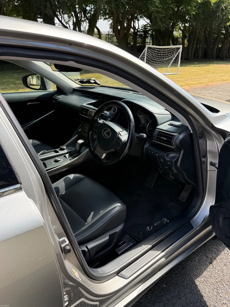 Lexus IS 300h 2018 - Image 2