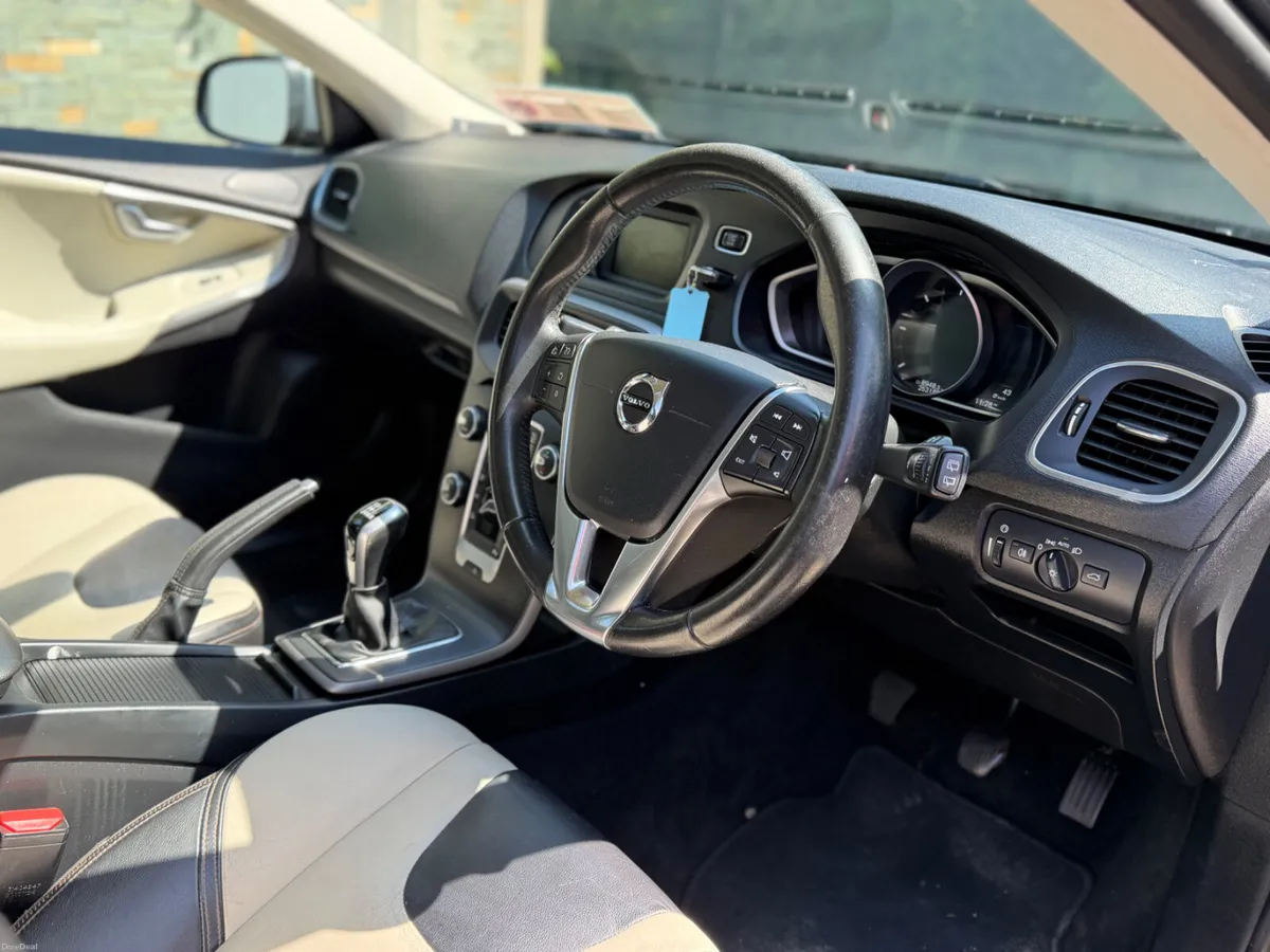 Volvo V40 2017 cross country - Image 6