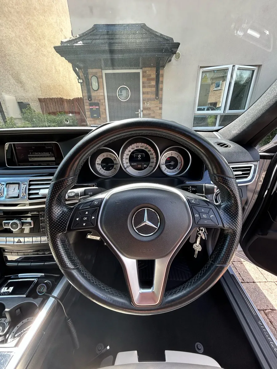 Mercedes Benz E220 - Image 2