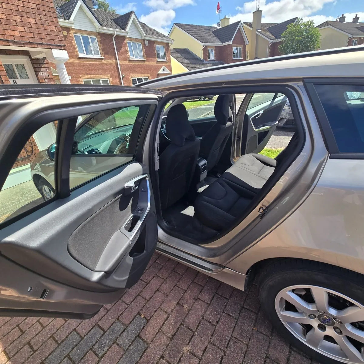Volvo V60 2013 automatic - Image 5