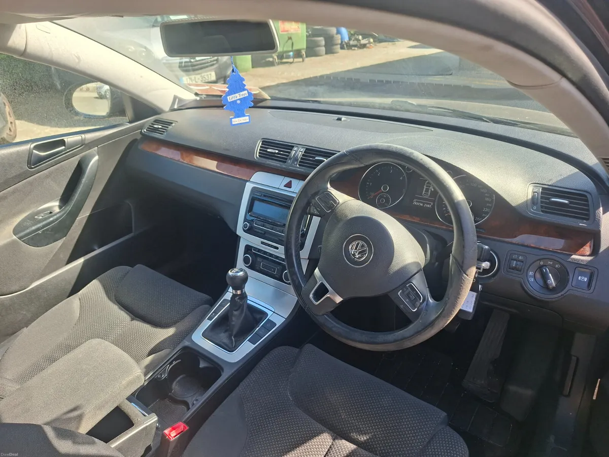Volkswagen Passat 2010 - Image 4