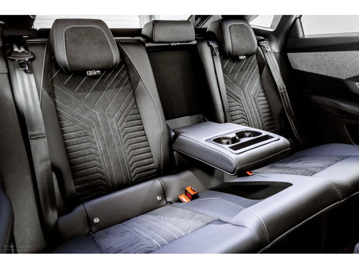 Peugeot 3008 *High spec* E-GT Exclusive 72kWh 210H - Image 6