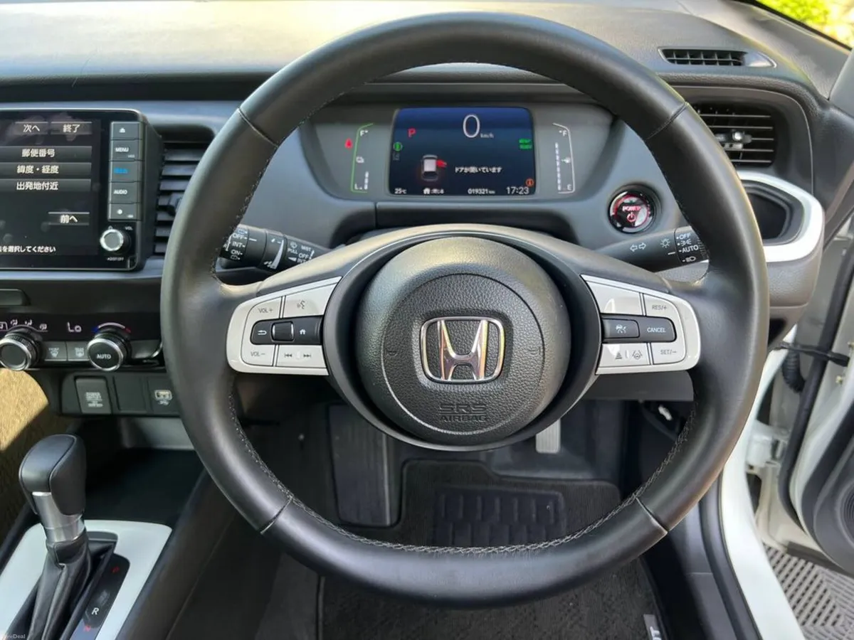 Honda Fit 1.5 HYBRID AUTO // VERY LOW MILEAGE // R - Image 4