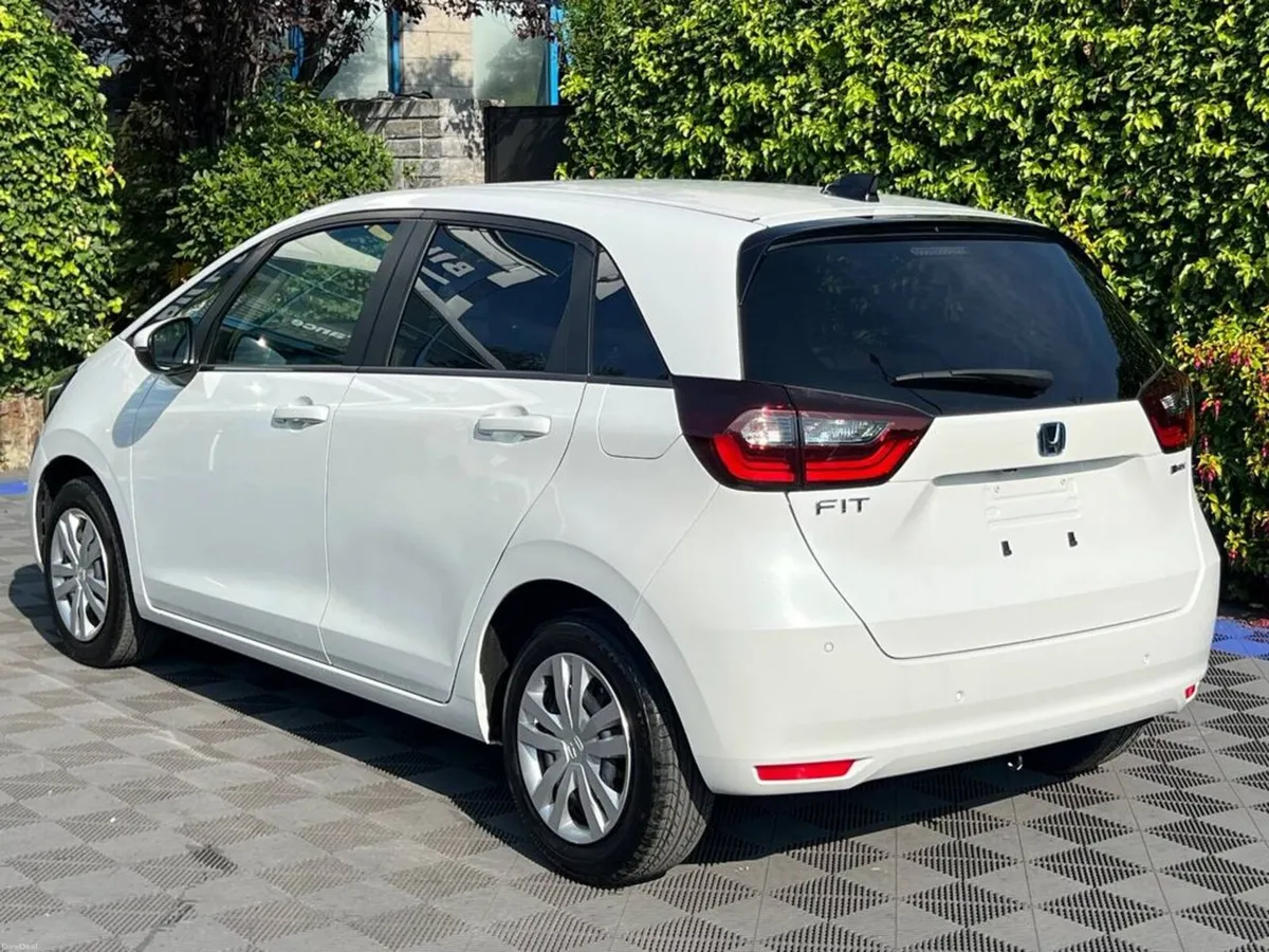 Honda Fit 1.5 HYBRID AUTO // VERY LOW MILEAGE // R - Image 5