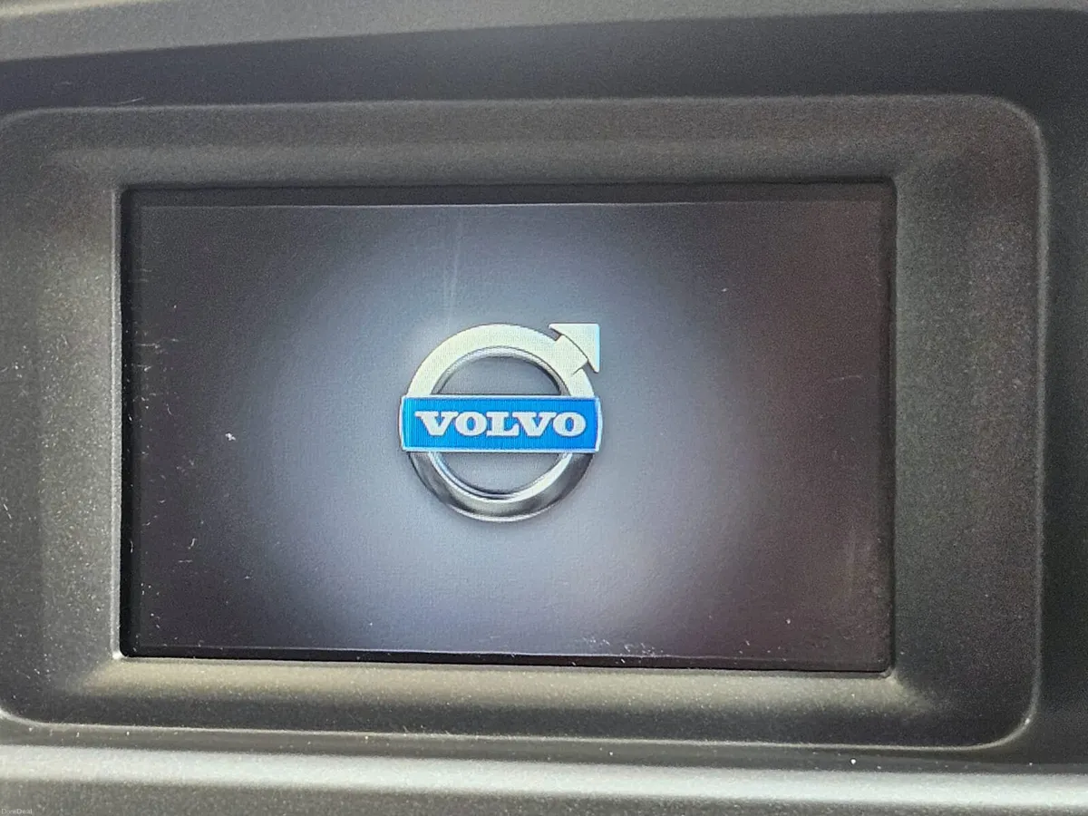 16 VOLVO V40 D2 2.0 DIESEL SE EDITION - Image 6