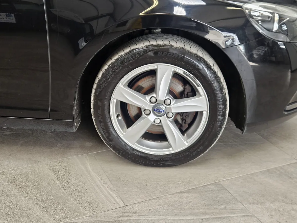 16 VOLVO V40 D2 2.0 DIESEL SE EDITION - Image 5