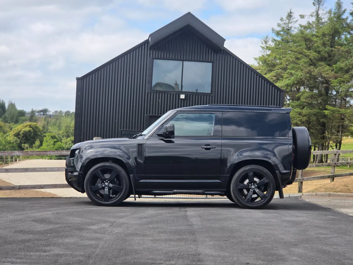 Land Rover Defender 2022 - Image 2