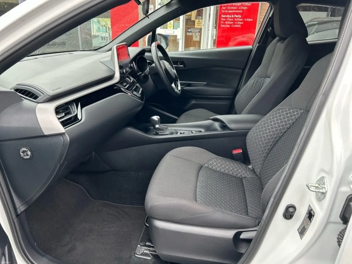 Toyota C-HR HYBRID LUNA 4DR AUTO - Image 6