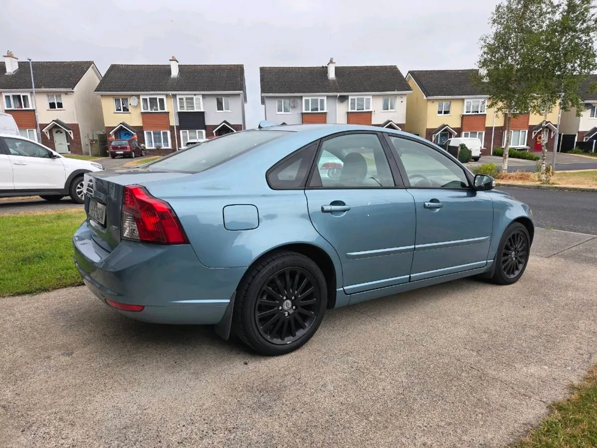 Volvo S 40 - Image 2