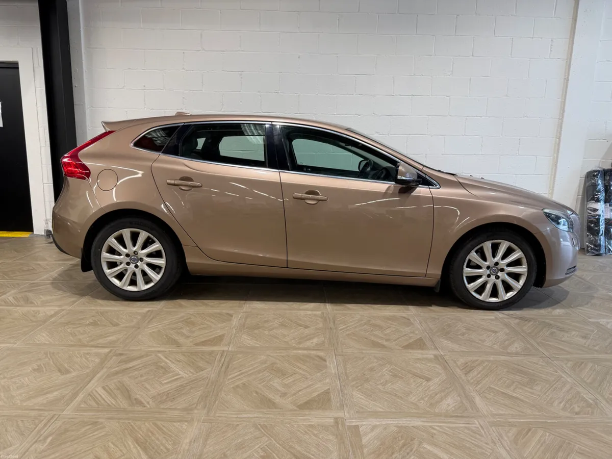 Volvo V40 2013 SE LUX - Image 2