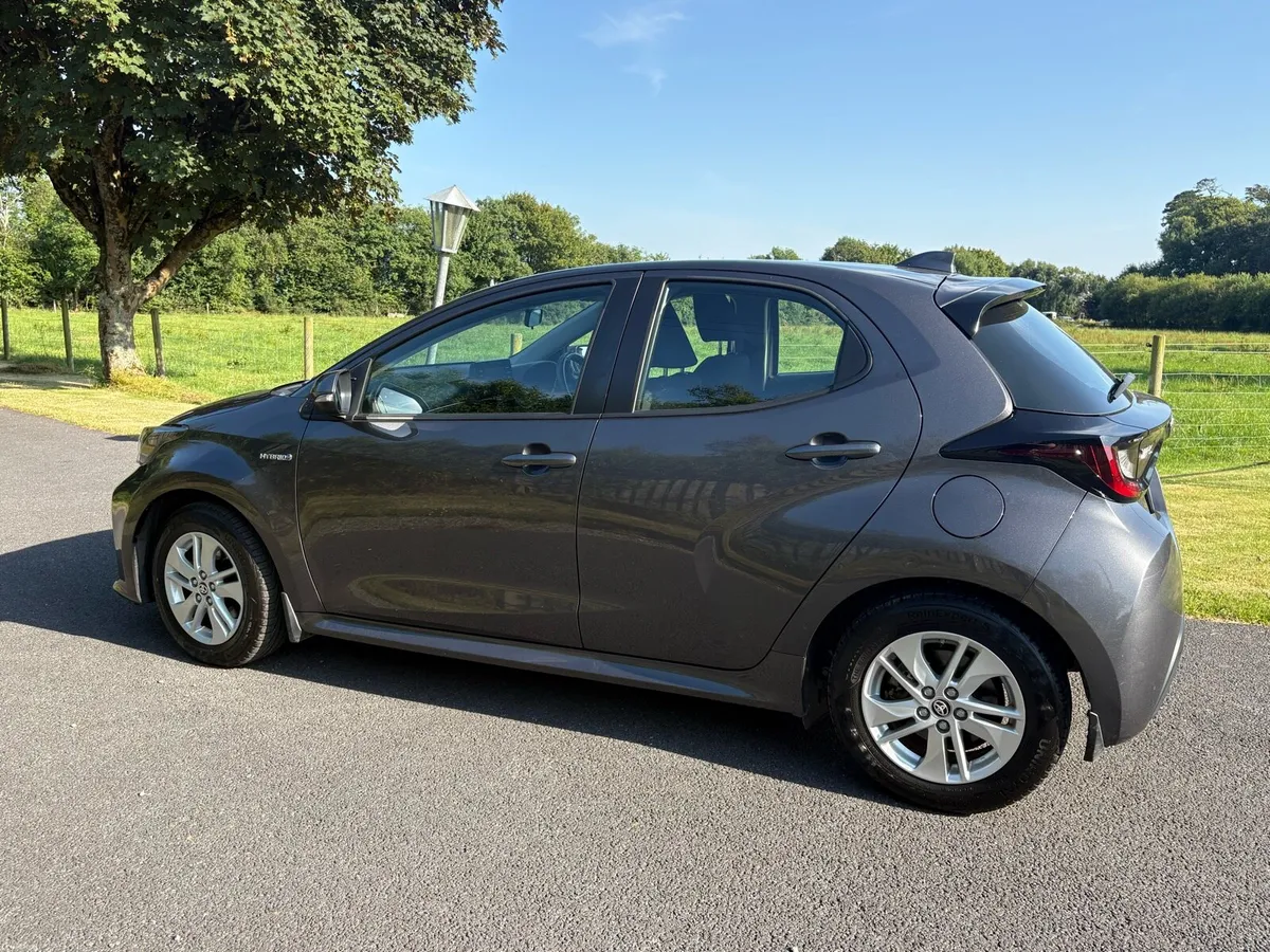 Toyota Yaris Luna Hybrid - Image 2