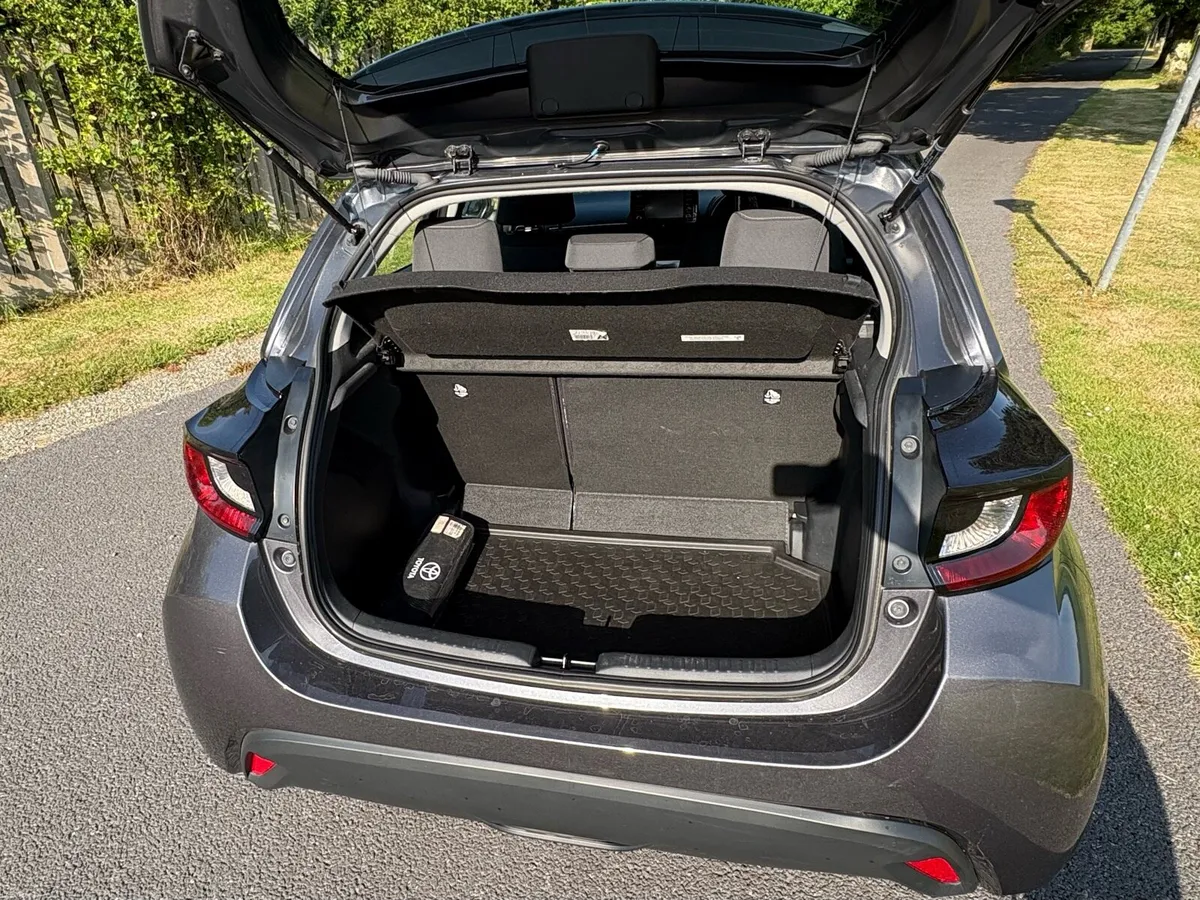 Toyota Yaris Luna Hybrid - Image 3
