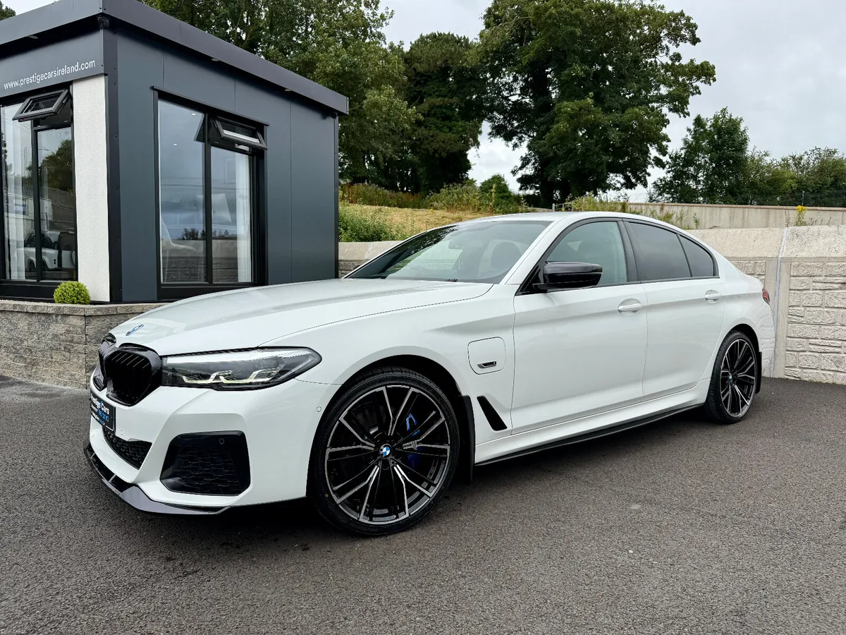 221 BMW 530E M SPORT,M PERFORMANCE KIT,ALPINEWHITE - Image 1
