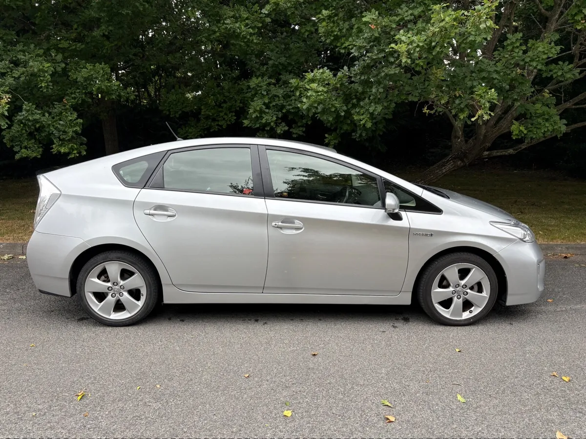 Toyota Prius 2015 - Image 2