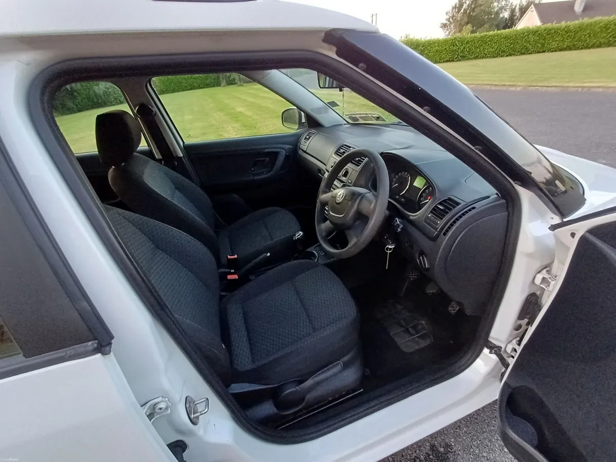 Skoda Fabia 2010 - Image 2
