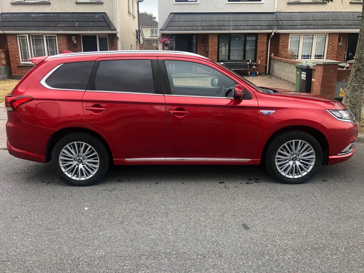 Mitsubishi Outlander 2019 Petrol plug-in Hybrid - Image 2