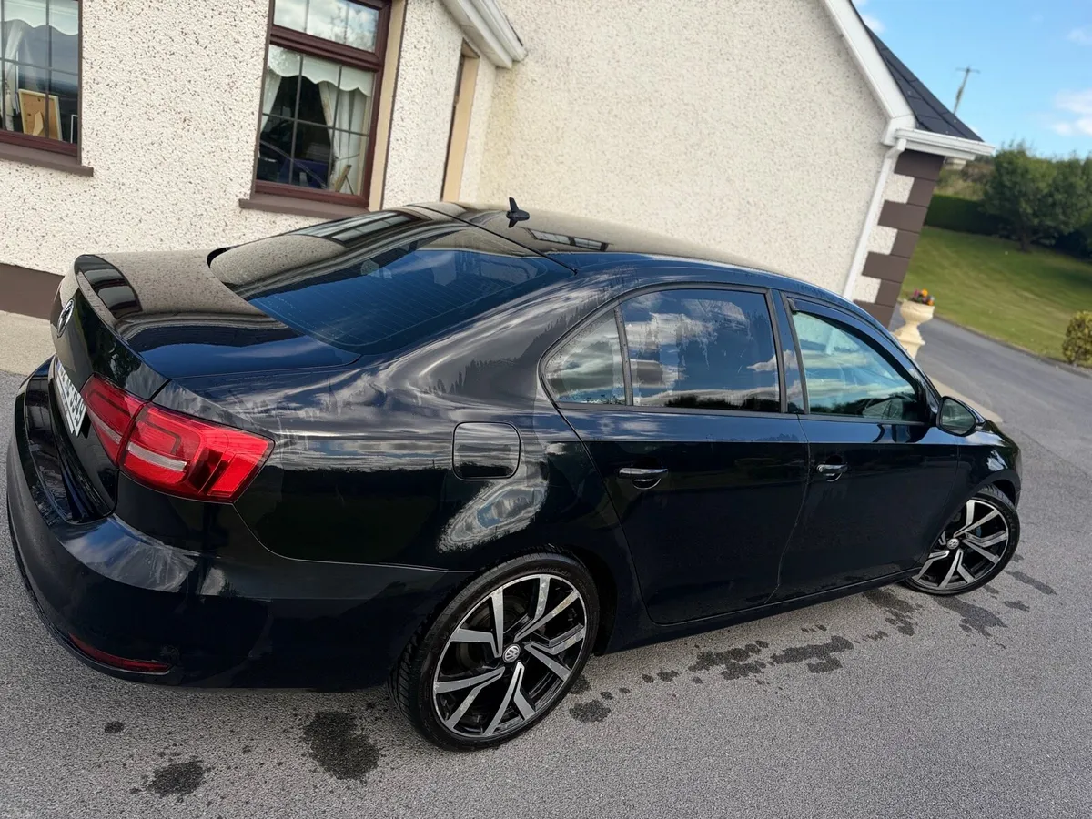 152 Black Volkswagen Jetta 2.0 L Automatic - Image 4