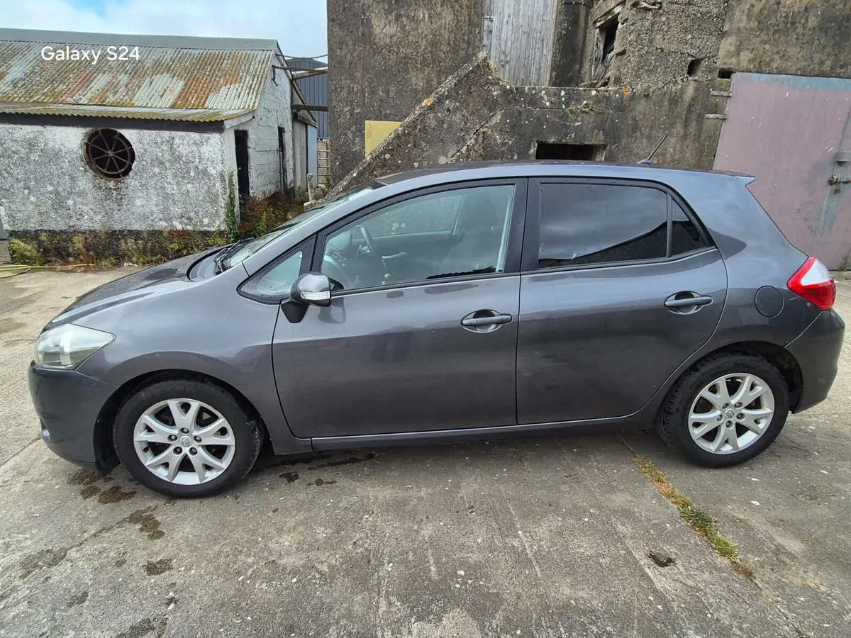 Toyota Auris 1.4 NEW NCT LOW KM - Image 2