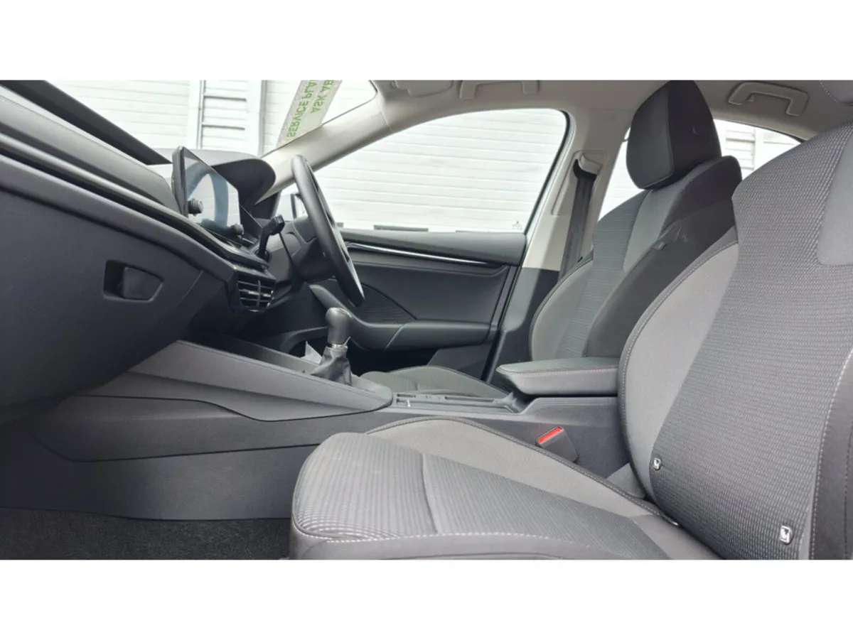 Skoda Octavia AMBITION 2.0tdi 115HP 5DR - MOON WHI - Image 4