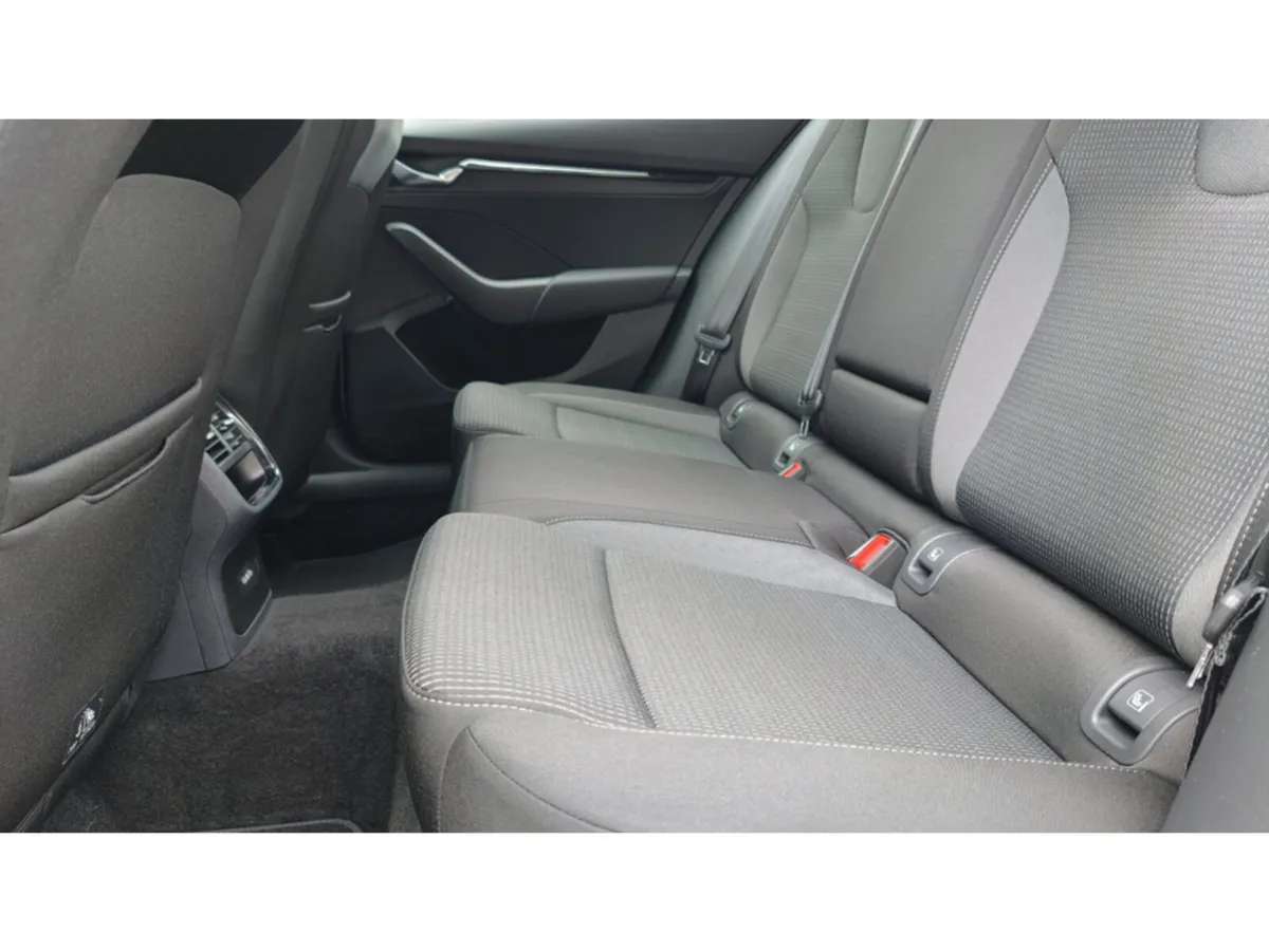 Skoda Octavia AMBITION 2.0tdi 115HP 5DR - MOON WHI - Image 6