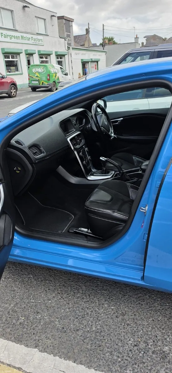 Volvo V40 2016 - Image 2