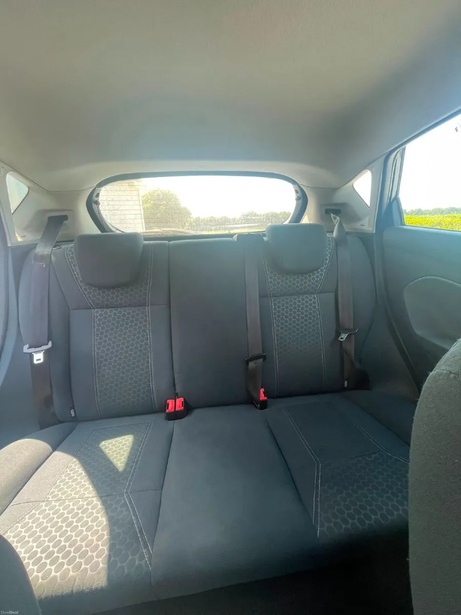 Ford Fiesta 2010 - Image 2