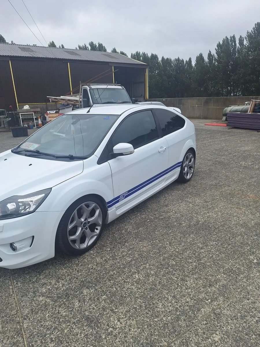Ford Focus 2011 - Image 1