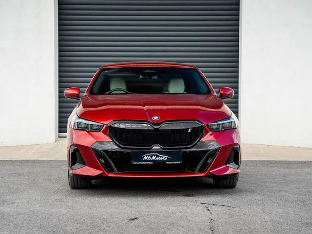 BMW i5 EDRIVE40 M SPORT - Image 2