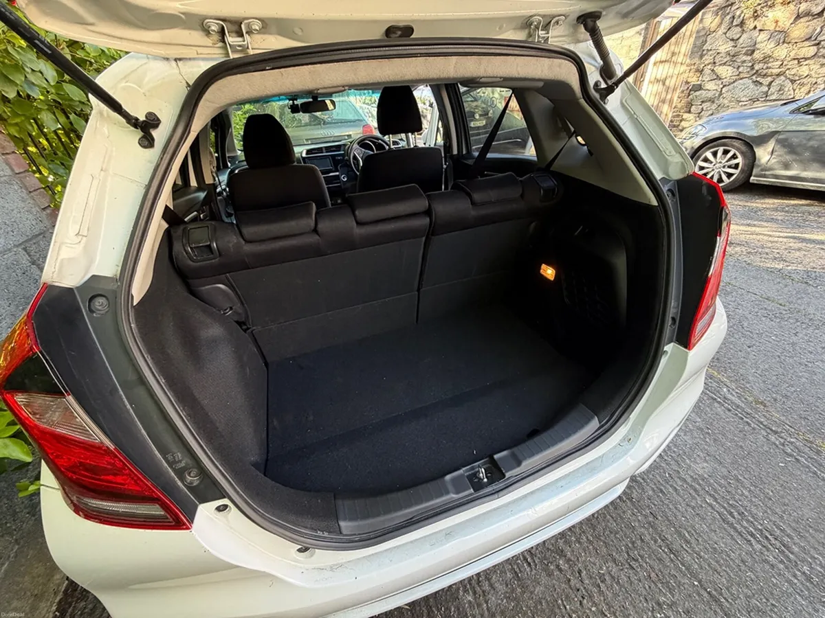 19.1 HONDA FIT 1.5 Hybrid Automatic- ONLY 39k - Image 6