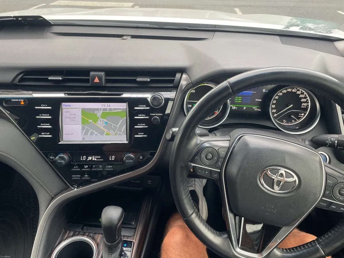 Toyota Camry hybrid 2020. Platinum model - Image 5