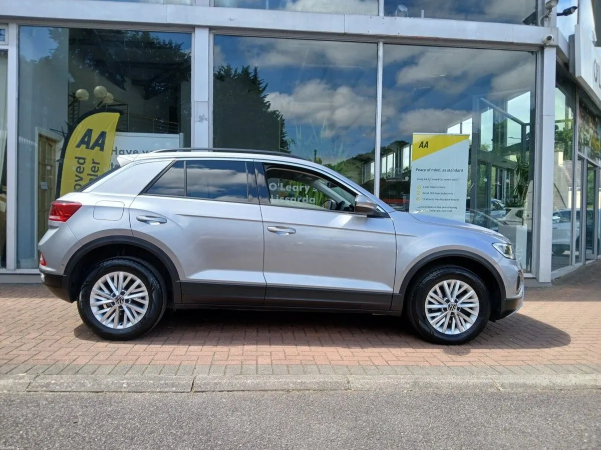 Volkswagen T-Roc 1.0 TSI 110HP Life, 1 Owner, Pyri - Image 2