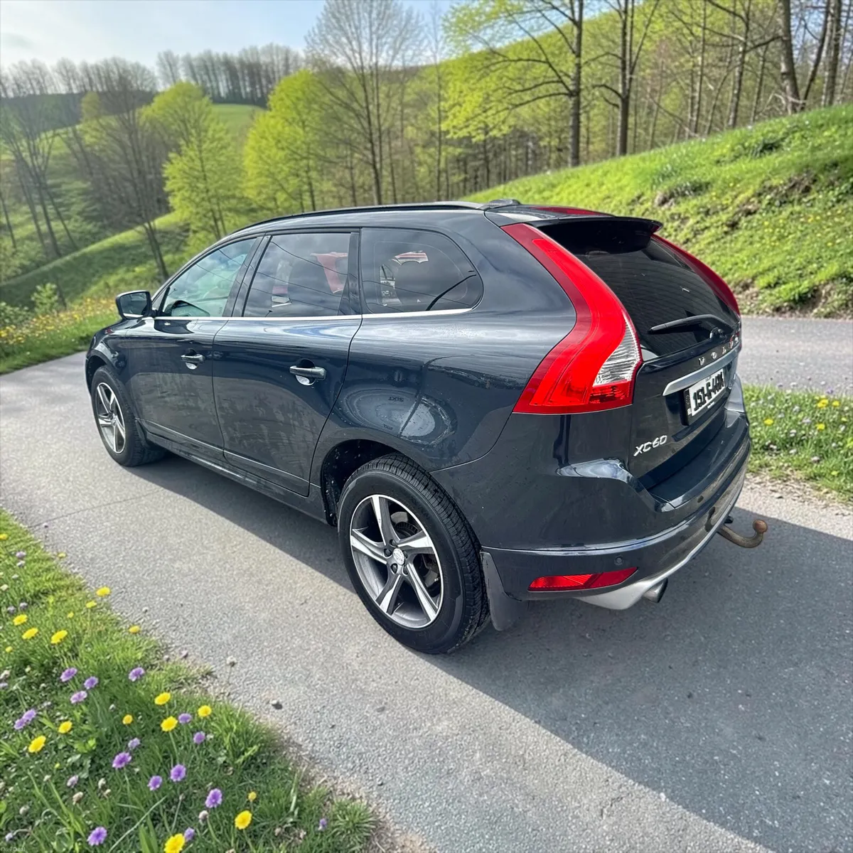2015 Volvo XC60 D4 (181hp) FWD R-Design - Image 2