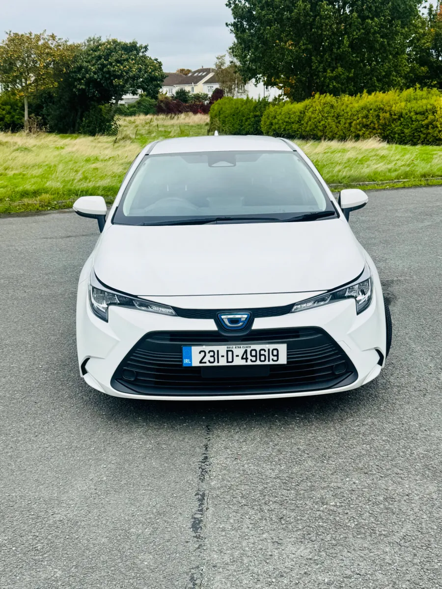 TOYOTA COROLLA TOURING LIKE NEW / NCT 10/28 - Image 3