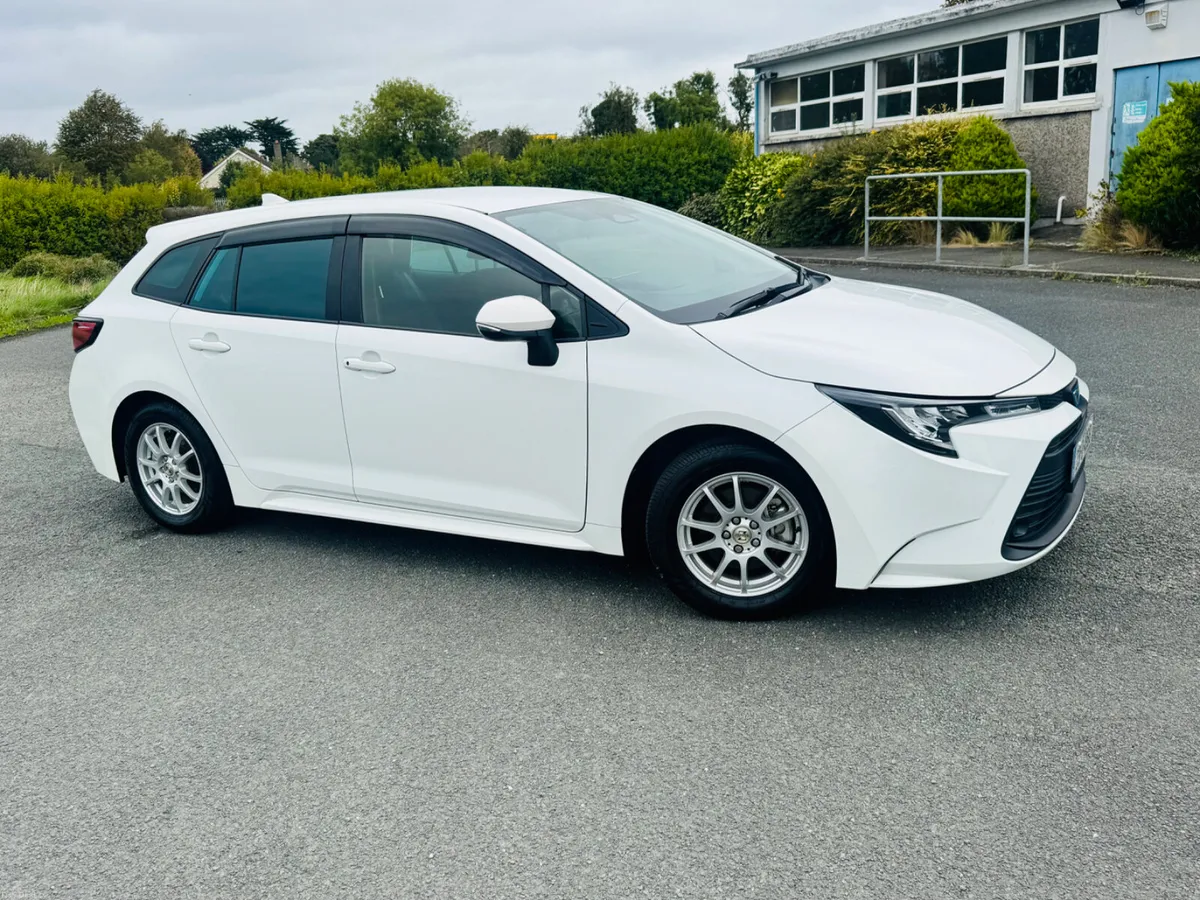 TOYOTA COROLLA TOURING LIKE NEW / NCT 10/28 - Image 6