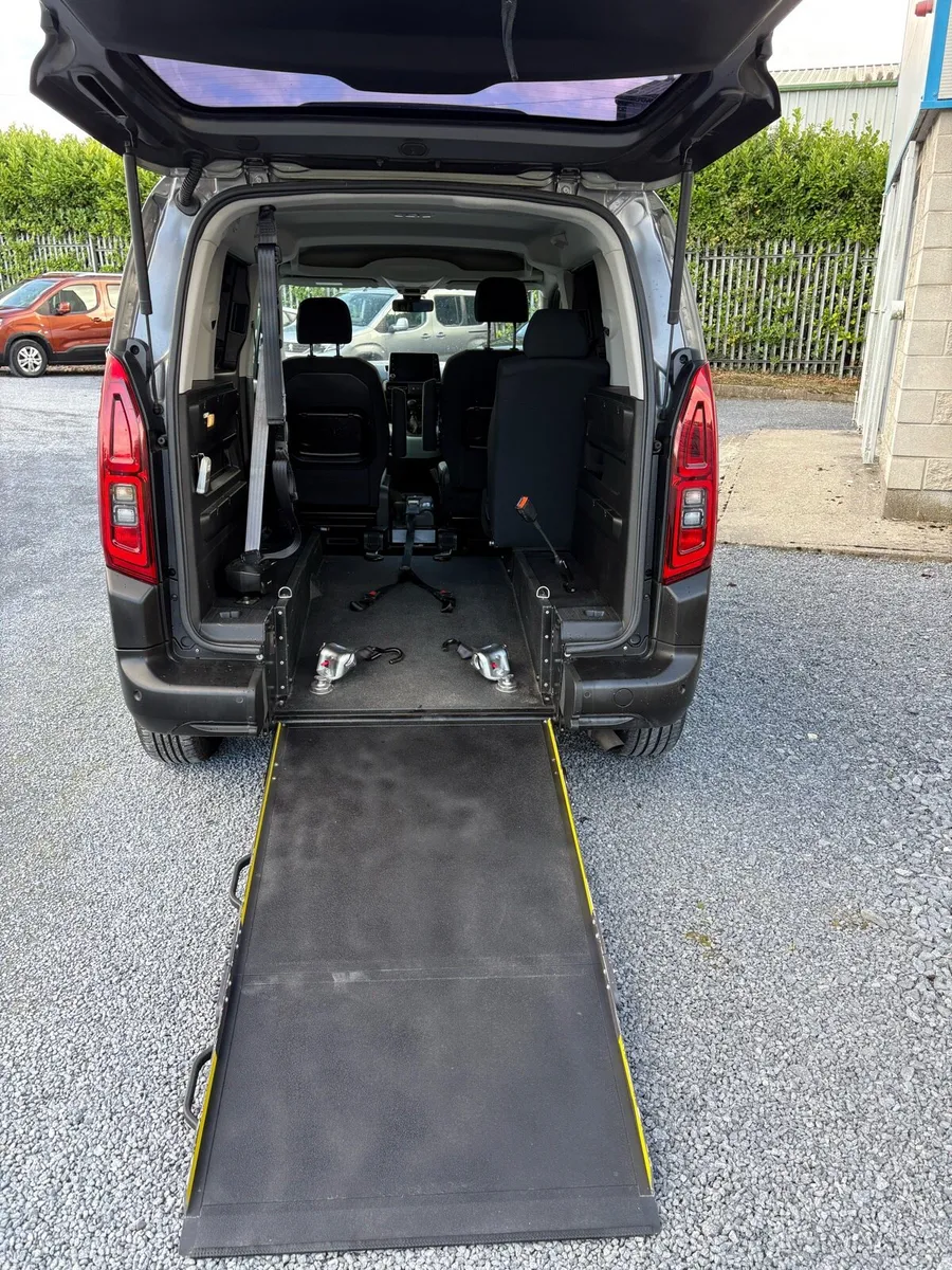 Wheelchair accessible car - Image 5