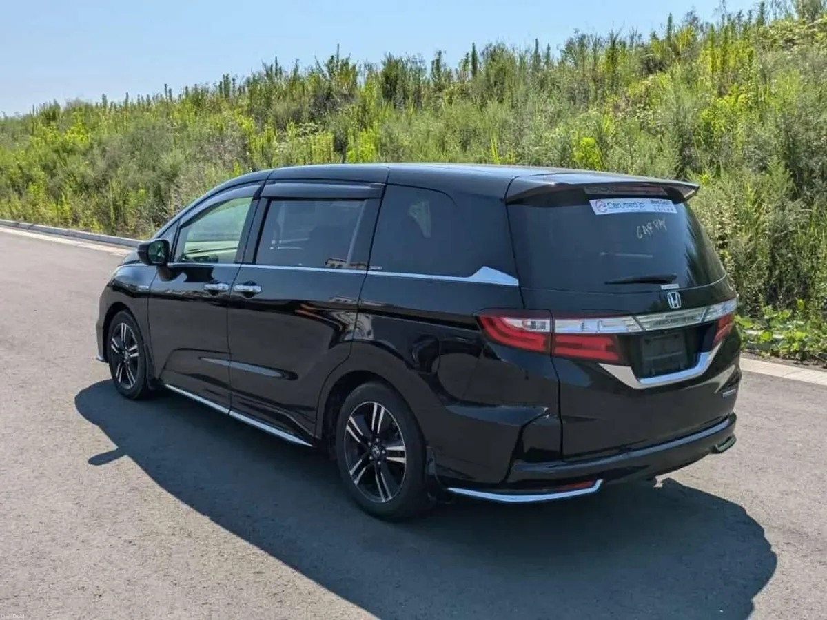 Honda Odyssey Absolute Hybrid 7 Seats - Image 3