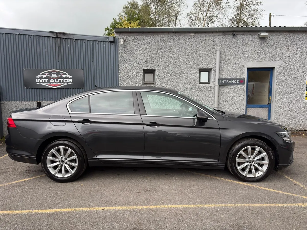 Volkswagen Passat 2022 - Image 2
