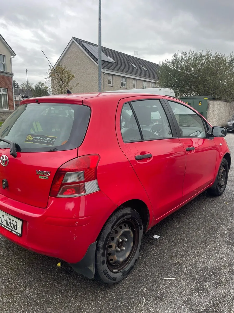 Toyota Yaris 2010 - Image 2