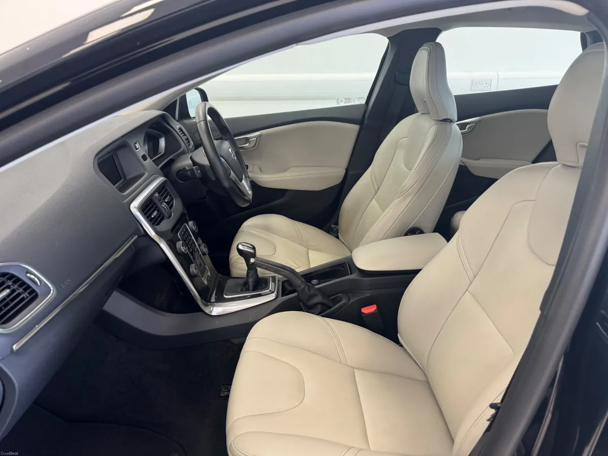 Volvo V40 2017 - Image 3