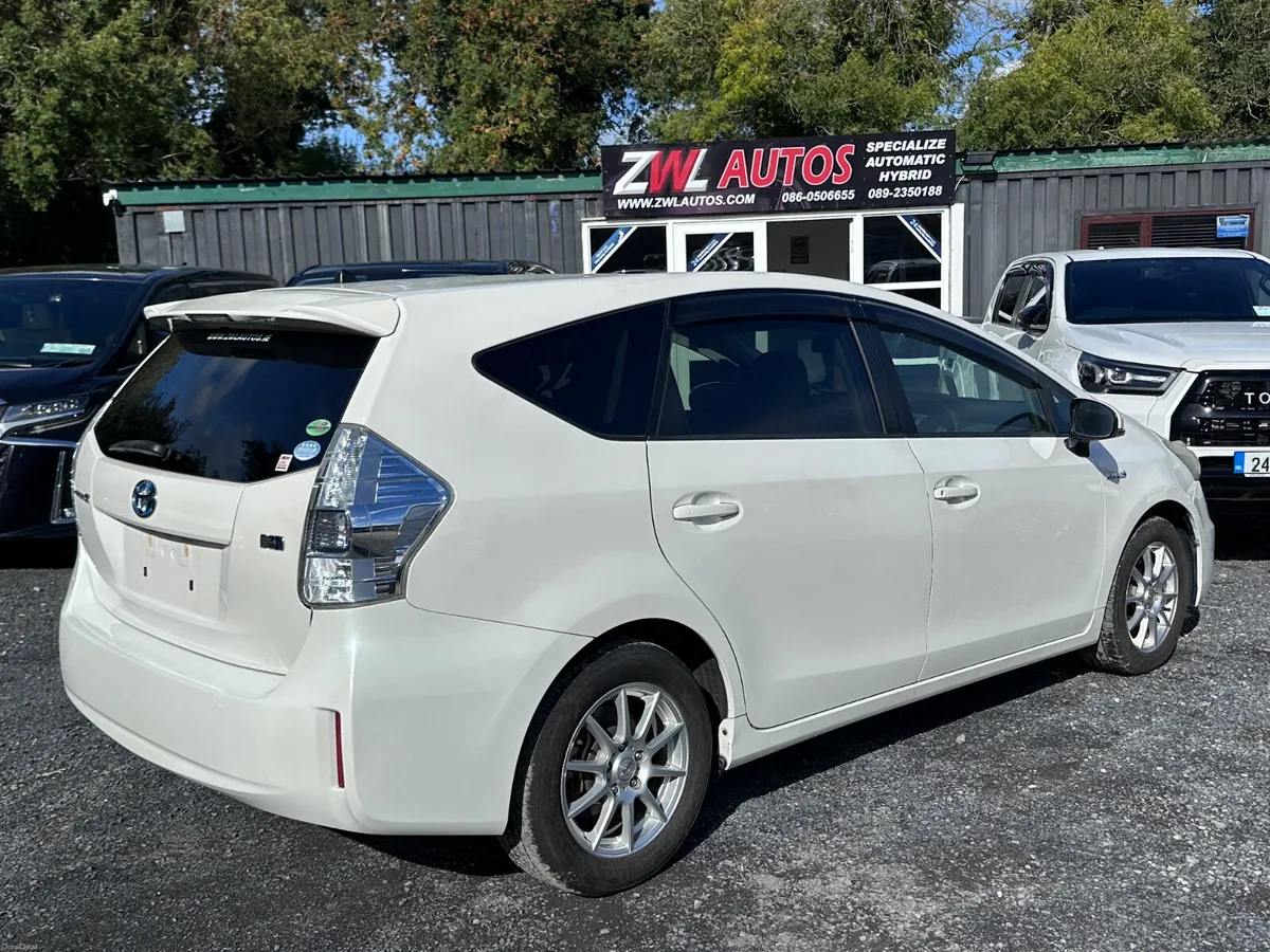 12 Toyota Prius Alpha Hybrid - Image 6